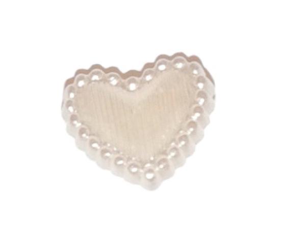 Børneknap som hjerte lavet af plastik i creme 14 mm 0,55 inch
